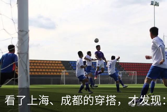 看了上海、成都的穿搭，才发现：大衣不搭裙子、运动鞋，洋气高级
